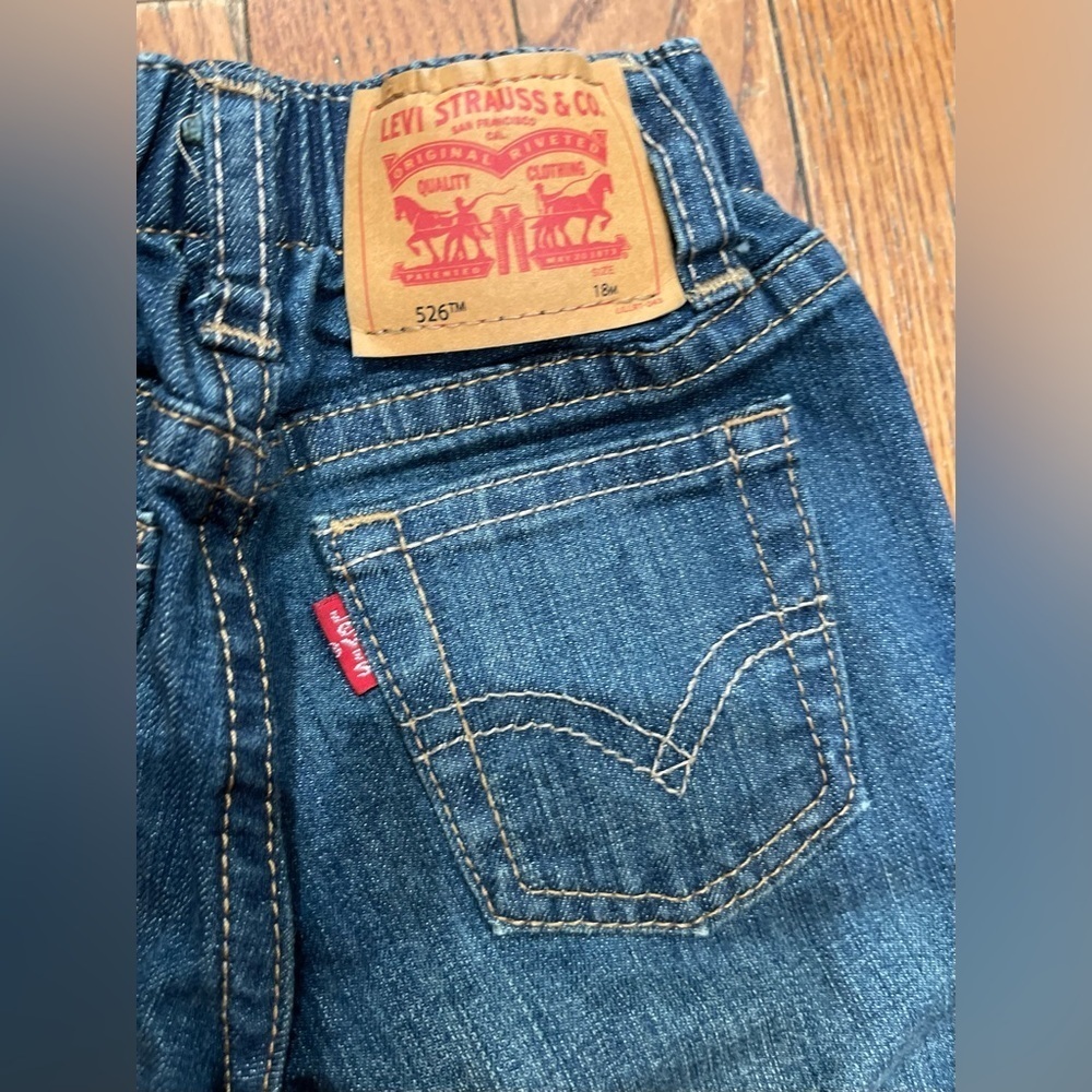 Levi's Classic Blue Denim Jeans - Picture 5 of 10
